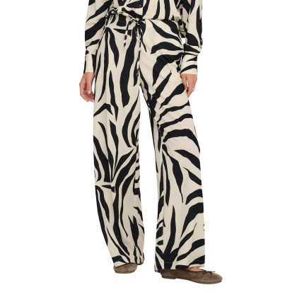 Only Cal�a Sakura Loose Pull Up Black Flower