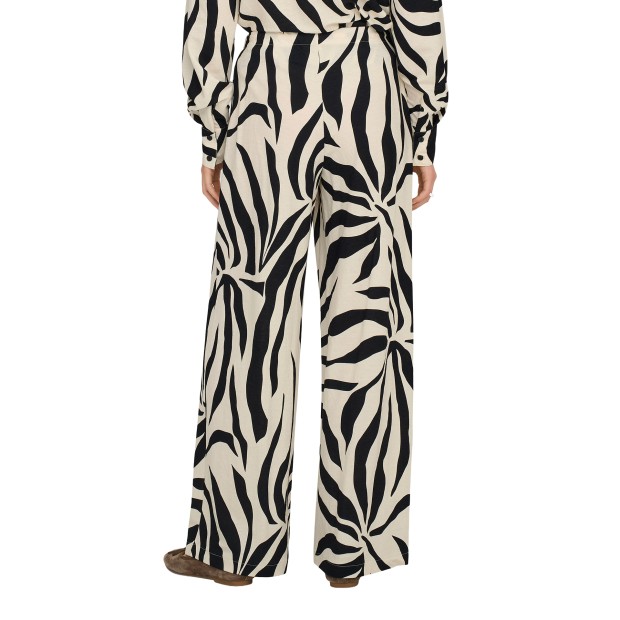 Only Cal�a Sakura Loose Pull Up Black Flower