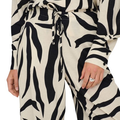 Only Cal�a Sakura Loose Pull Up Black Flower