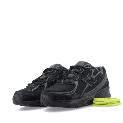 New Balance 740 Black
