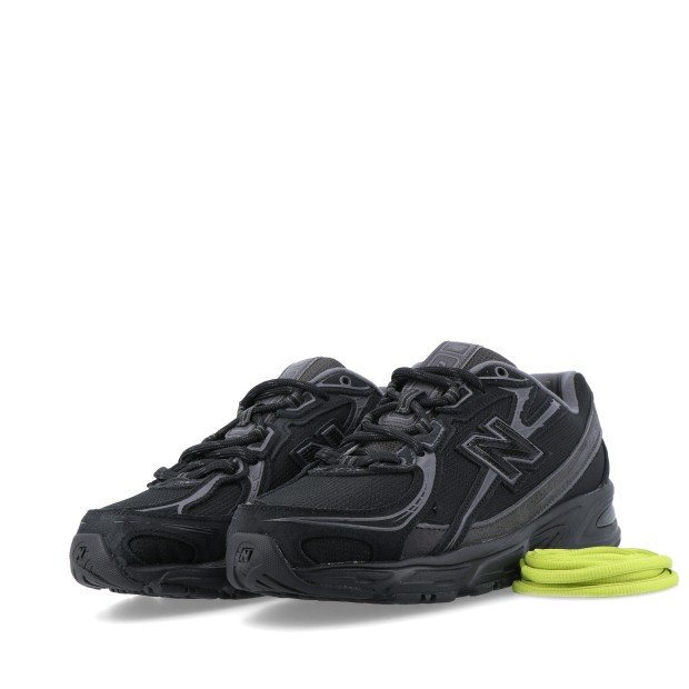 New Balance 740 Black