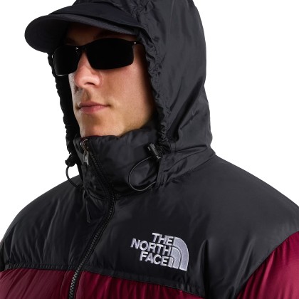 The North Face Casaco M 96 Retro Nuptse Burgundy Crush The North Face Casaco M 96 Retro Nuptse Burgundy Crush